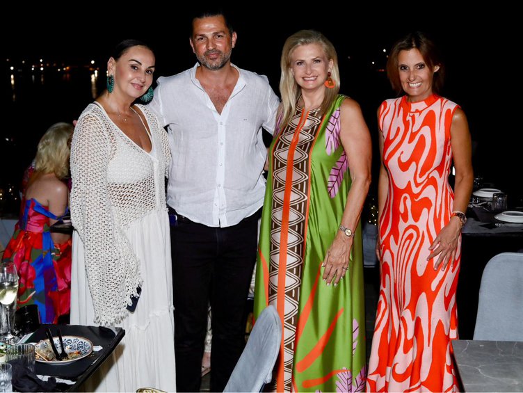 Η Μαρία Ορφανουδάκη της Ailin boutique, ο ιδιοκτήτης του SWELL Γιώργος Τοσουνίδης , η Κάτια Αγάθου και η Μόιρα Βασιλοπούλου Η Μαρία Ορφανουδάκη της Ailin boutique, ο ιδιοκτήτης του SWELL Γιώργος Τοσουνίδης , η Κάτια Αγάθου και η Μόιρα Βασιλοπούλου