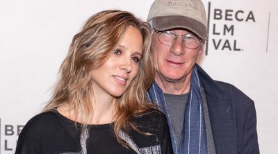 Richard Gere: Δεν μπορεί να κρατήσει τα χέρια του μακριά από τη σύζυγό του στο κόκκινο χαλί
