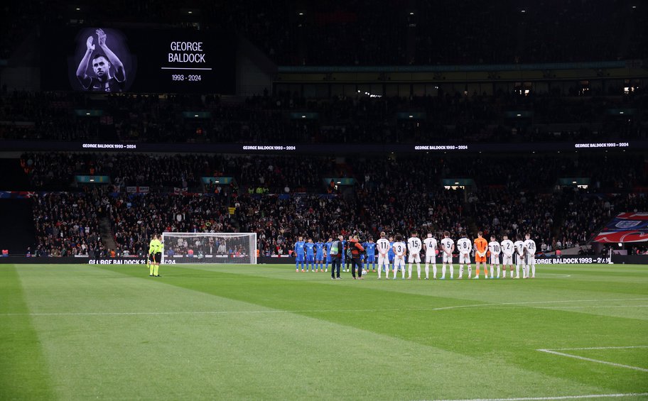 Ανατριχίλα στο Wembley: Ενός λεπτού σιγή για την απώλεια του Μπάλντοκ - ΒΙΝΤΕΟ 
