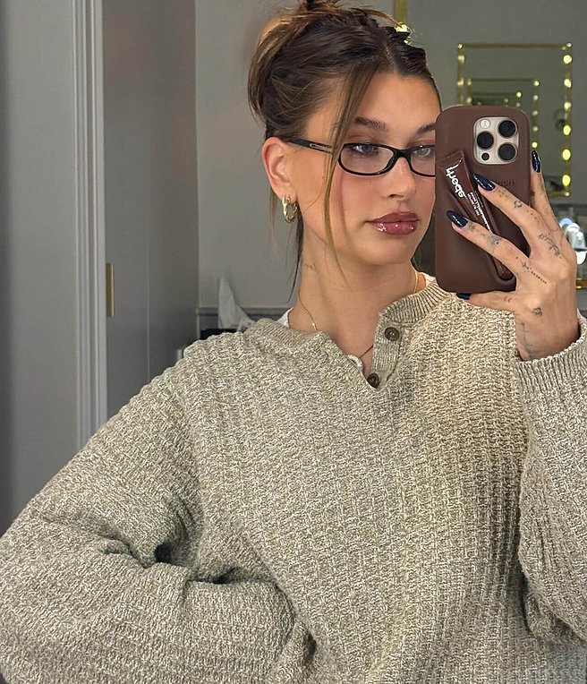 Κλασική καμπαρντίνα & ανατρεπτικά παπούτσια – Η Hailey Bieber μάς δείχνει τον τέλειο συνδυασμό