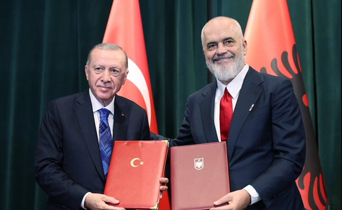 Αλβανία: Ο Ερντογάν υπέγραψε συμφωνίες, έδωσε δώρα και εγκαινίασε τζαμί – ΒΙΝΤΕΟ