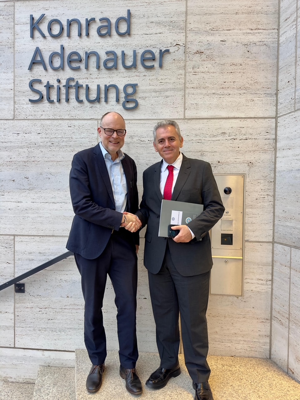 Ο Μάξιμος Χαρακόπουλος με τον Αναπληρωτή Διευθυντή του Ιδρύματος Αντενάουερ, δρ Andreas Jacobs Ο Μάξιμος Χαρακόπουλος με τον Αναπληρωτή Διευθυντή του Ιδρύματος Αντενάουερ, δρ Andreas Jacobs