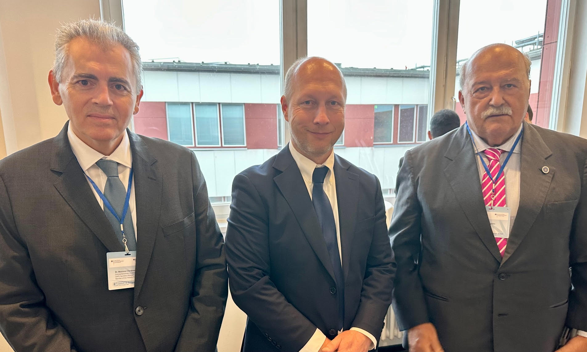 Ο ΓΓ της ΔΣΟ και ο Σύμβουλος δρ Κώστας Μυγδάλης με τον πρόεδρο της Συμμαχίας για τη Διεθνή Θρησκευτική Ελευθερία ή Πεποίθηση (IRFBA), δρ Robert Rehak Ο ΓΓ της ΔΣΟ και ο Σύμβουλος δρ Κώστας Μυγδάλης με τον πρόεδρο της Συμμαχίας για τη Διεθνή Θρησκευτική Ελευθερία ή Πεποίθηση (IRFBA), δρ Robert Rehak