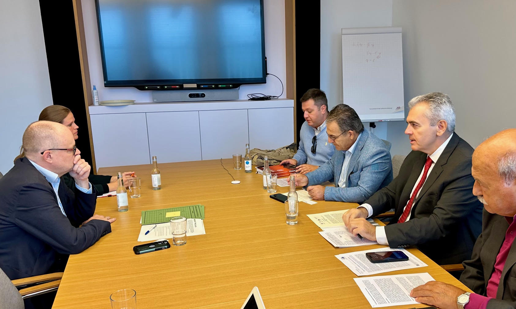 Ο Μάξιμος Χαρακόπουλος με τον Αναπληρωτή Διευθυντή του Ιδρύματος Αντενάουερ, δρ Andreas Jacobs Ο Μάξιμος Χαρακόπουλος με τον Αναπληρωτή Διευθυντή του Ιδρύματος Αντενάουερ, δρ Andreas Jacobs