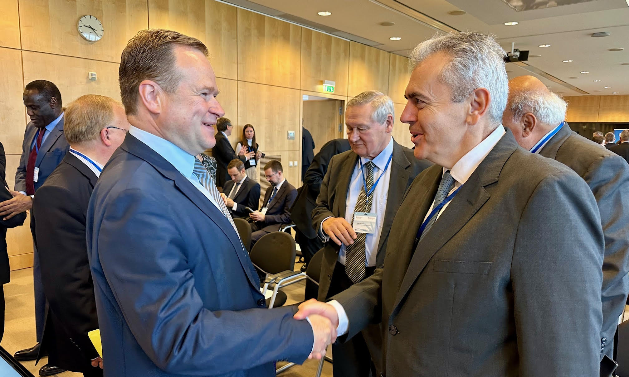 Ο Μάξιμος Χαρακόπουλος με τον Ομοσπονδιακό Κυβερνητικό Επίτροπο για την Ελευθερία της Θρησκείας ή Πίστης κ. Frank Schwabe Ο Μάξιμος Χαρακόπουλος με τον Ομοσπονδιακό Κυβερνητικό Επίτροπο για την Ελευθερία της Θρησκείας ή Πίστης κ. Frank Schwabe