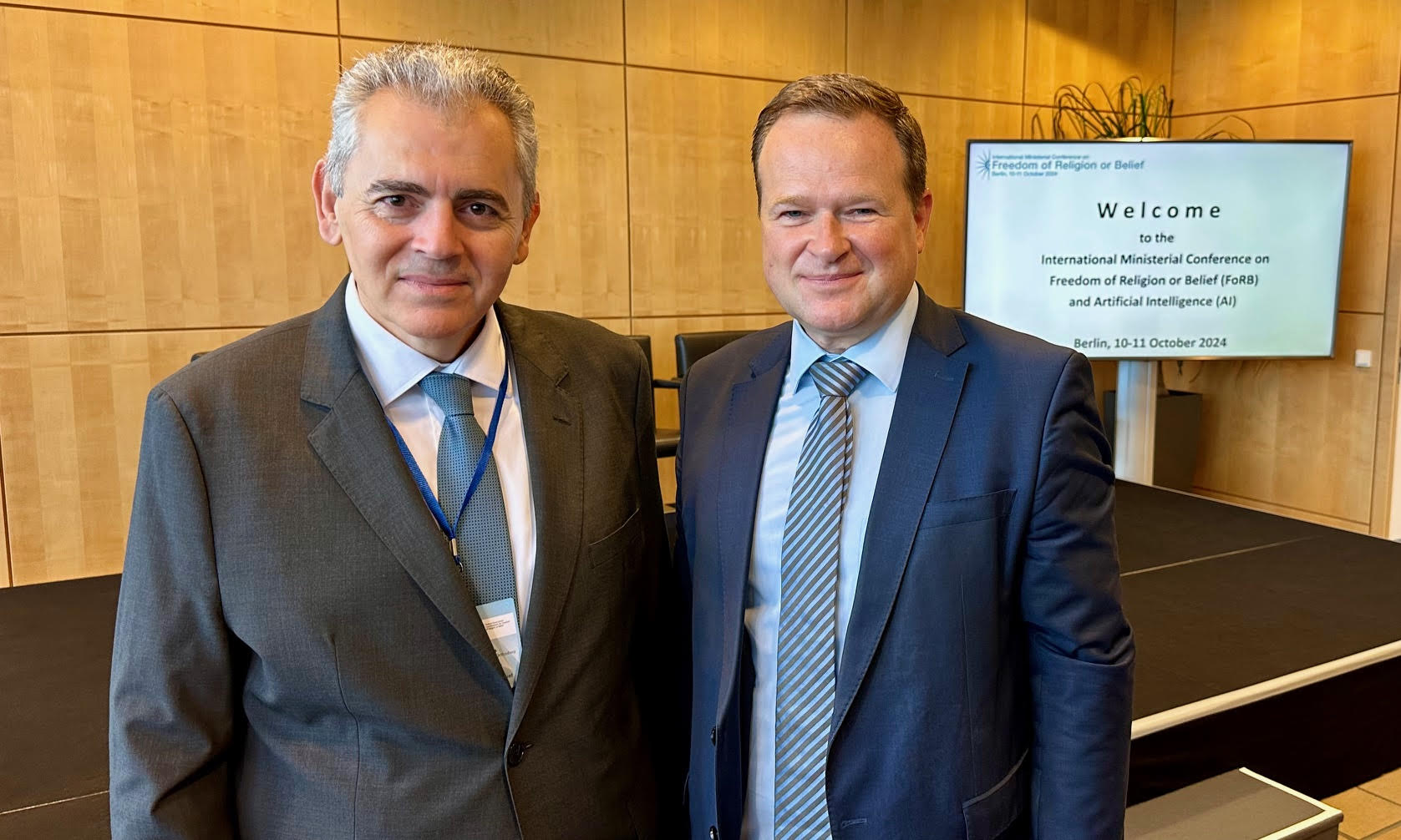 Ο Μάξιμος Χαρακόπουλος με τον Ομοσπονδιακό Κυβερνητικό Επίτροπο για την Ελευθερία της Θρησκείας ή Πίστης κ. Frank Schwabe Ο Μάξιμος Χαρακόπουλος με τον Ομοσπονδιακό Κυβερνητικό Επίτροπο για την Ελευθερία της Θρησκείας ή Πίστης κ. Frank Schwabe