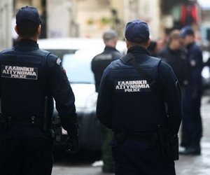 Συναγερμός στην Αθήνα: Βρέθηκαν όπλο και εκρηκτικά σε όχημα - Δύο συλλήψεις 