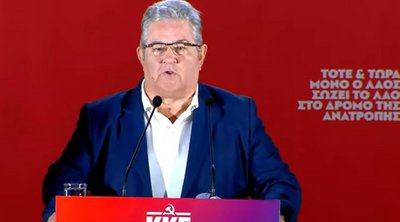 Κουτσούμπας: Στους ίδιους δρόμους που ξεχύθηκε ο λαός της Αθήνας για να γιορτάσει την ελευθερία του κρατάμε ψηλά τη σημαία και συνεχίζουμε, εμπνεόμαστε, οραματιζόμαστε το μέλλον