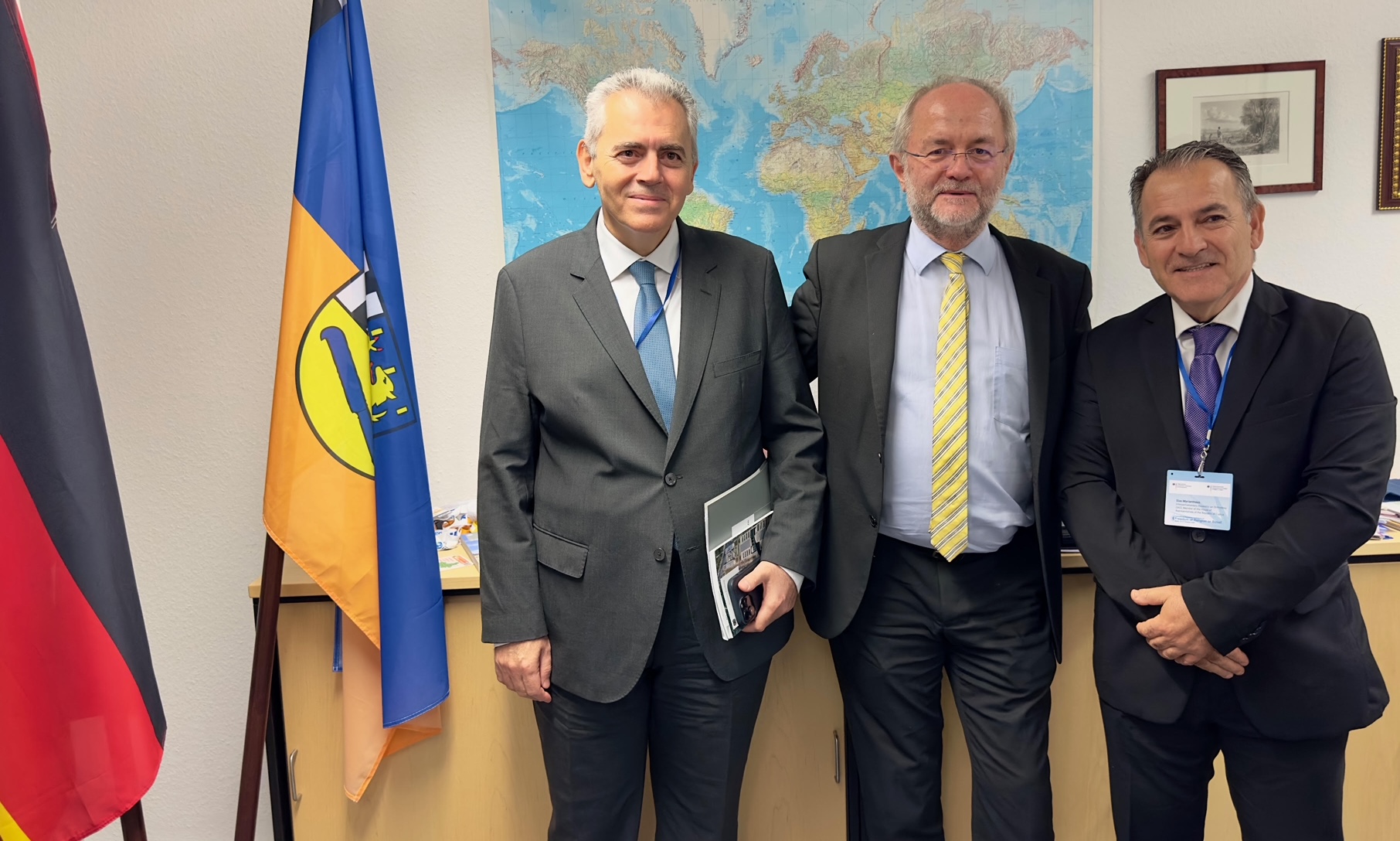 Ο επικεφαλής της ΔΣΟ με τον Κύπριο βουλευτή Ηλία Μυριάνθους και τον Volkmar Klein Ο επικεφαλής της ΔΣΟ με τον Κύπριο βουλευτή Ηλία Μυριάνθους και τον Volkmar Klein