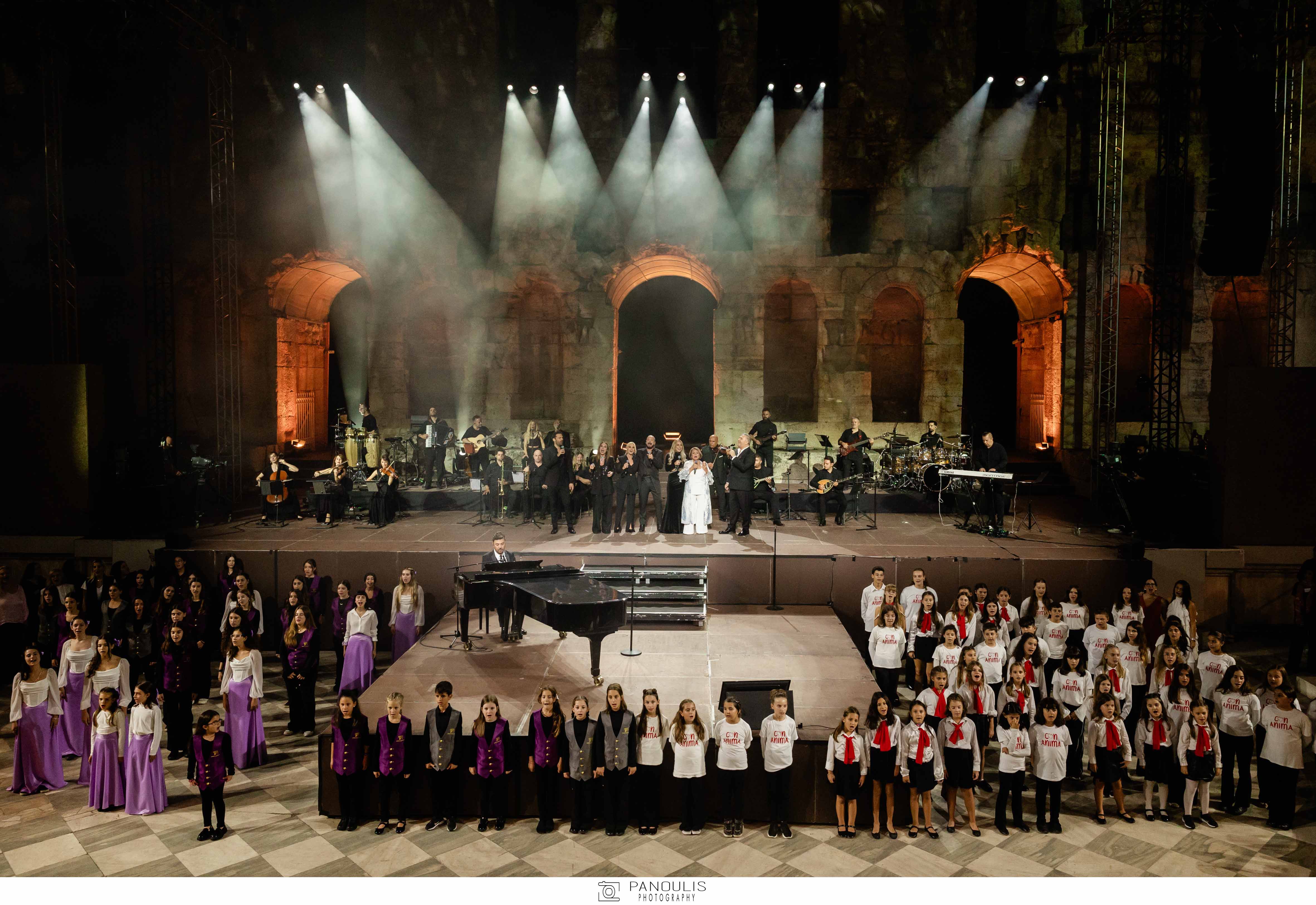 Όλοι οι καλλιτέχνες επί την σκηνή του Ωδείου Ηρώδου του Αττικού