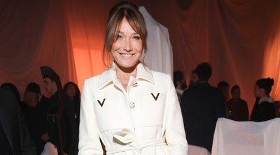 Carla Bruni: Έκανε το ντεμπούτο της ως «Άγγελος» της Victoria’s Secret στα 56 της