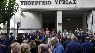 Διαμαρτυρία γιατρών και νοσηλευτών έξω από το υπουργείο Υγείας - Γεωργιάδης: «Δεν υπάρχει ενδιαφέρον από ιδιώτη να αγοράσει το ΕΣΥ»