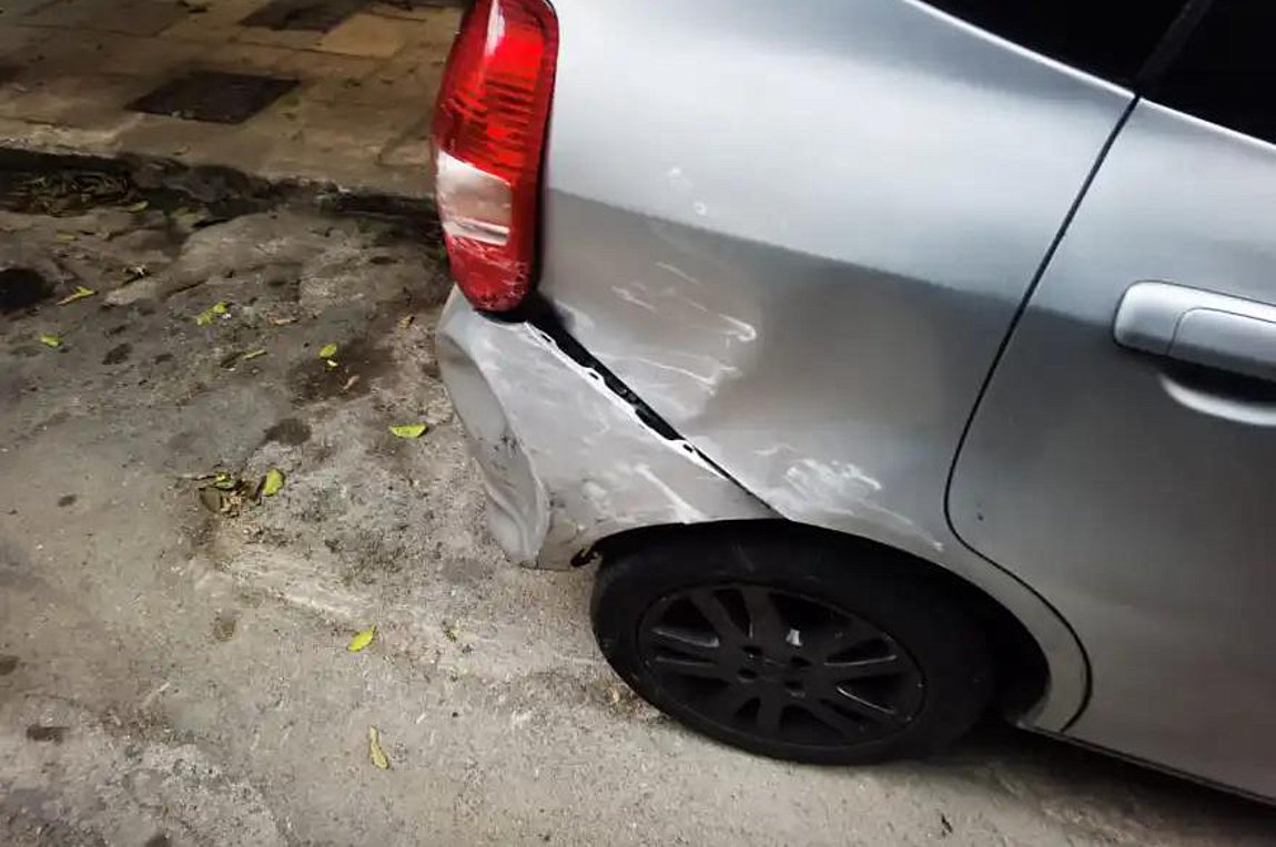 Πλατεία Αμερικής: Οδηγός έπεσε πάνω σε 17 σταθμευμένα οχήματα