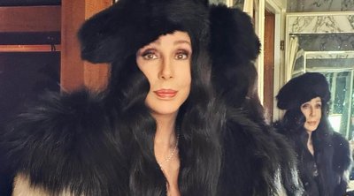 Cher: Φόρεσε το πιο «άσχημα» ωραίο παντελόνι στο κόκκινο χαλί