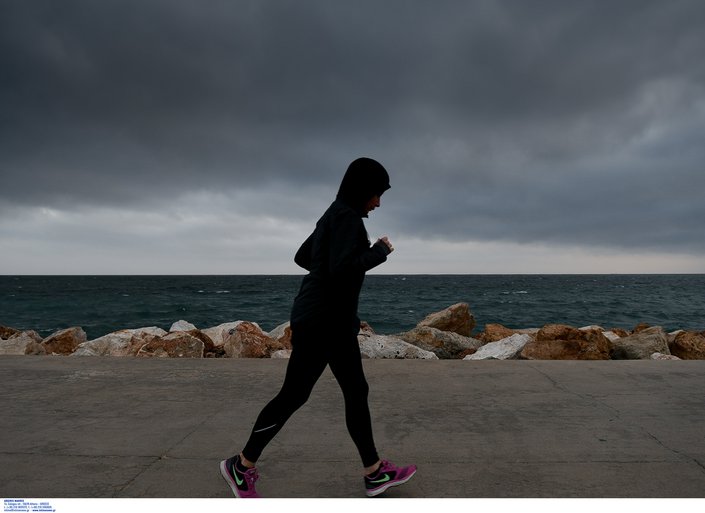 Φθινοπωρινό σκηνικό με πτώση της θερμοκρασίας και ισχυρούς ανέμους τις επόμενες ημέρες 