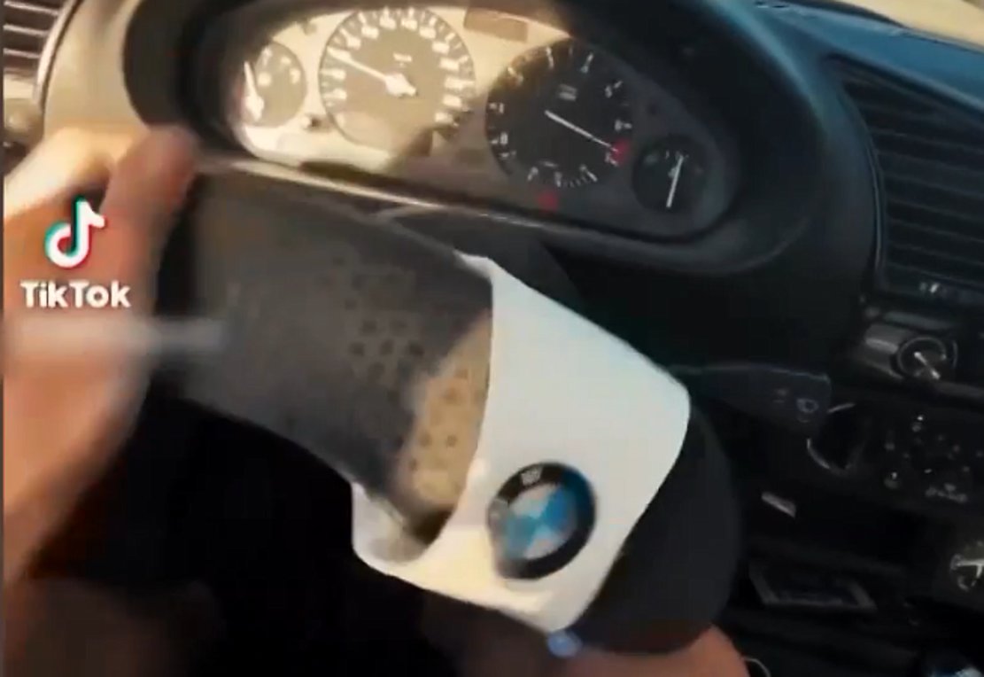 Απίστευτες εικόνες στους δρόμους της Αθήνας – Οδηγός αντικατέστησε το τιμόνι με παντόφλα