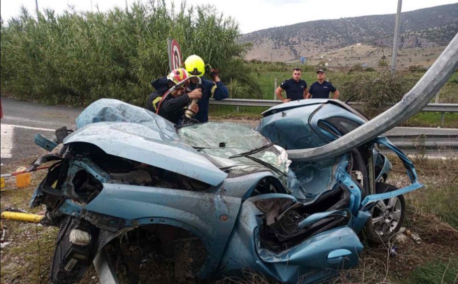 Τρίκαλα: Tροχαίο δυστύχημα με ένα νεκρό - Το αμάξι «σφήνωσε» στα κιγκλιδώματα