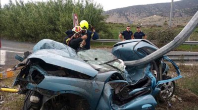 Τρίκαλα: Tροχαίο δυστύχημα με ένα νεκρό - Το αμάξι «σφήνωσε» στα κιγκλιδώματα