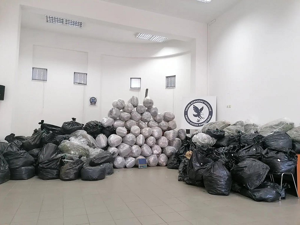 Φυτεία-μαμούθ εντοπίστηκε στην Αρκαδία – Κατασχέθηκε ένας τόνος κάνναβης