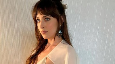 Dakota Johnson: Φόρεσε το απόλυτο Old Money φθινοπωρινό σύνολο με γούνα
