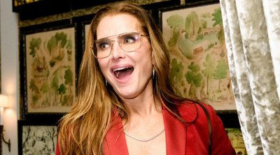 Η Brooke Shields φόρεσε με τον πιο κουλ τρόπο τις λευκές δερμάτινες μπότες
