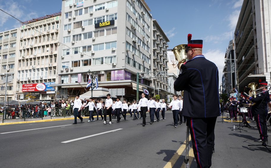 28η Οκτωβρίου: Oι κυκλοφοριακές ρυθμίσεις σε Αθήνα και Πειραιά για τις μαθητικές παρελάσεις 