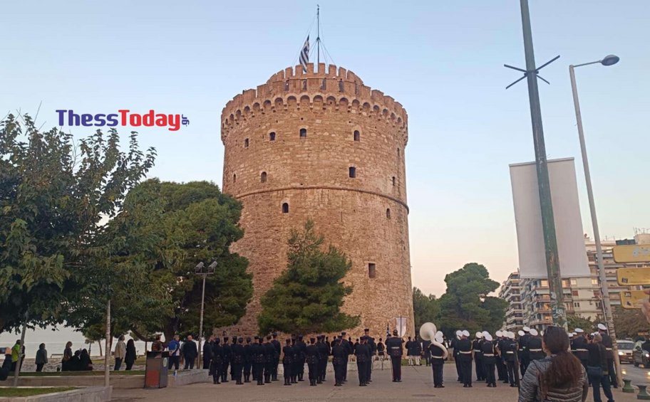 Σε κλίμα συγκίνησης η έπαρση της σημαίας στον Λευκό Πύργο - ΒΙΝΤΕΟ
