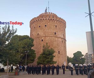 Σε κλίμα συγκίνησης η έπαρση της σημαίας στον Λευκό Πύργο - ΒΙΝΤΕΟ
