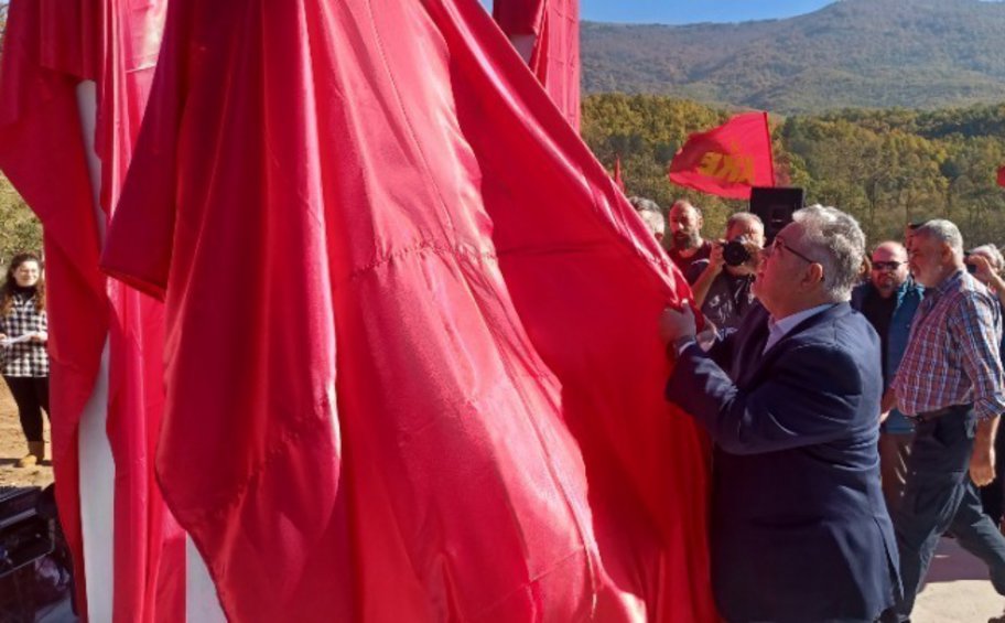 Μνημείο στον ομαδικό τάφο ανταρτών του ΔΣΕ στο χωριό Κώττα από το ΚΚΕ