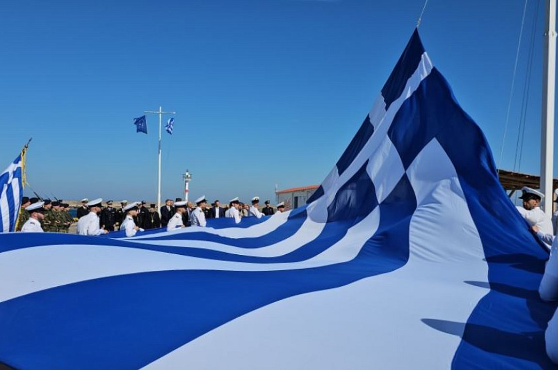 Χίος: Τεράστια ελληνική σημαία υψώθηκε στο λιμάνι για την 28η Οκτωβρίου – ΒΙΝΤΕΟ