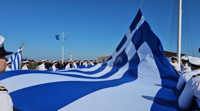 Χίος: Τεράστια ελληνική σημαία υψώθηκε στο λιμάνι για την 28η Οκτωβρίου - ΒΙΝΤΕΟ