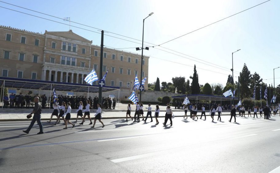 28η Οκτωβρίου: Κυκλοφοριακές ρυθμίσεις σε Αθήνα και Πειραιά για τις μαθητικές παρελάσεις - Πώς θα κινηθούν μετρό και τραμ
