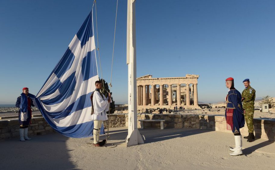 28η Οκτωβρίου: Η έπαρση σημαίας στον Ιερό Βράχο της Ακρόπολης - ΕΙΚΟΝΕΣ