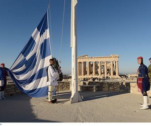 28η Οκτωβρίου: Η έπαρση σημαίας στον Ιερό Βράχο της Ακρόπολης - ΕΙΚΟΝΕΣ