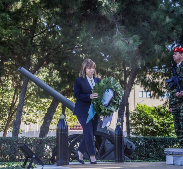 28η Οκτωβρίου: Η Πρόεδρος της Δημοκρατίας κατέθεσε στεφάνι στο Ηρώο Πεσόντων του Γ’ Σώματος Στρατού - ΒΙΝΤΕΟ
