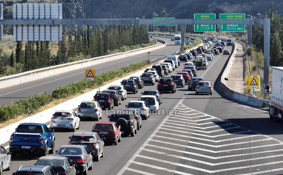 Συνεχίζεται η επιστροφή των εκδρομέων του τριημέρου - Ουρές χιλιομέτρων στην Αθηνών - Λαμίας στο ύψος των Θερμοπυλών