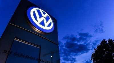 Η Volkswagen σχεδιάζει να κλείσει τρία εργοστάσια στην Γερμανία, να προχωρήσει σε χιλιάδες απολύσεις προσωπικού και σε μειώσεις μισθών