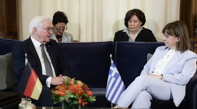 Γερμανικά ΜΜΕ: «Η Ελληνίδα Πρόεδρος φέρνει τον Σταϊνμάιερ αντιμέτωπο με απαιτήσεις για επανορθώσεις»