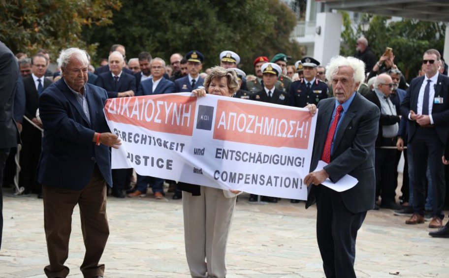 «Ζητάμε δικαίωση...»: Με συνθήματα και πανό υποδέχτηκαν τον Γερμανό πρόεδρο στην Κάντανο 