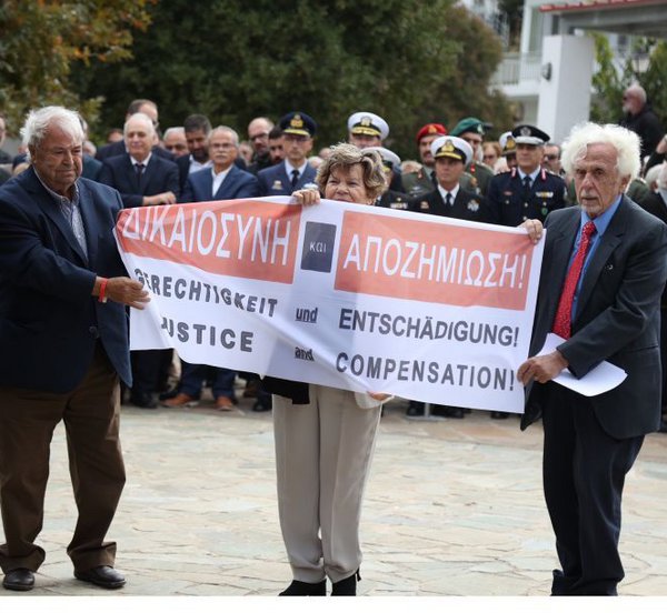 «Ζητάμε δικαίωση...»: Με συνθήματα και πανό υποδέχτηκαν τον Γερμανό πρόεδρο στην Κάντανο 