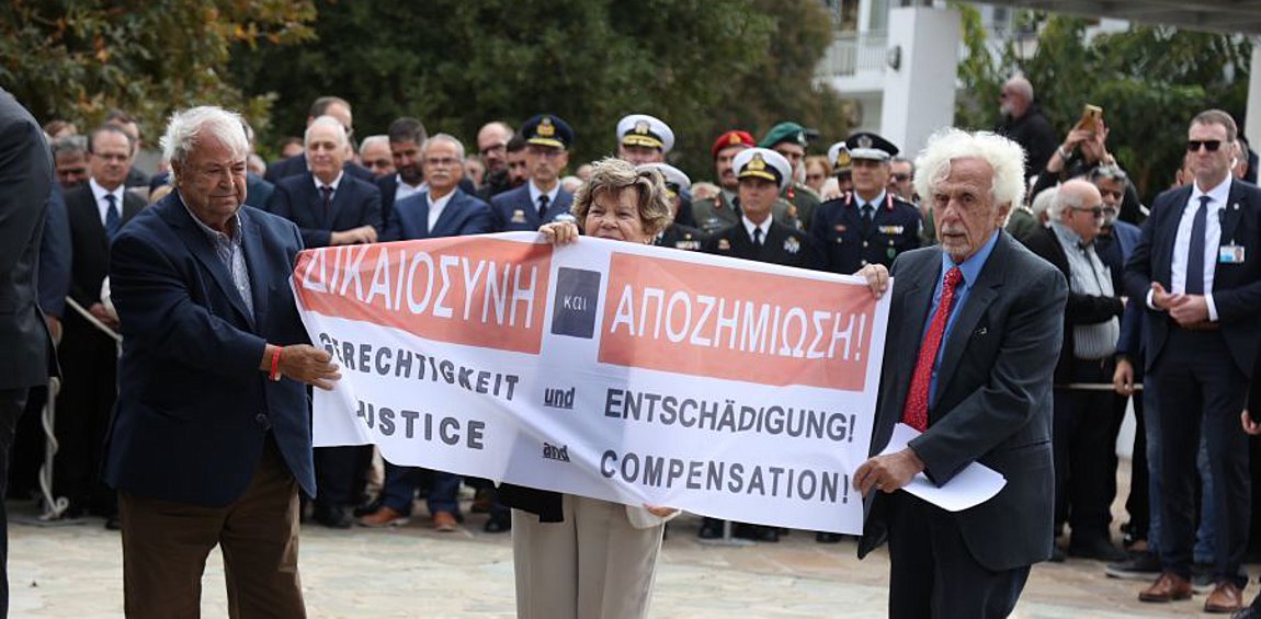 «Ζητάμε δικαίωση...»: Με συνθήματα και πανό υποδέχτηκαν τον Γερμανό πρόεδρο στην Κάντανο 