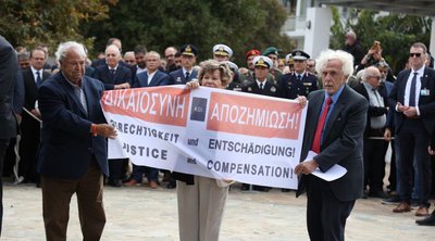 «Ζητάμε δικαίωση...»: Με συνθήματα και πανό υποδέχτηκαν τον Γερμανό πρόεδρο στην Κάντανο 