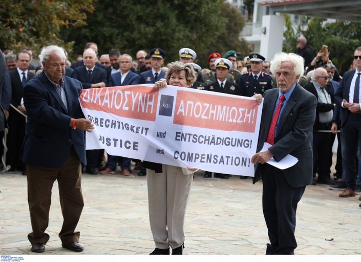 «Ζητάμε δικαίωση...»: Με συνθήματα και πανό υποδέχτηκαν τον Γερμανό πρόεδρο στην Κάντανο 