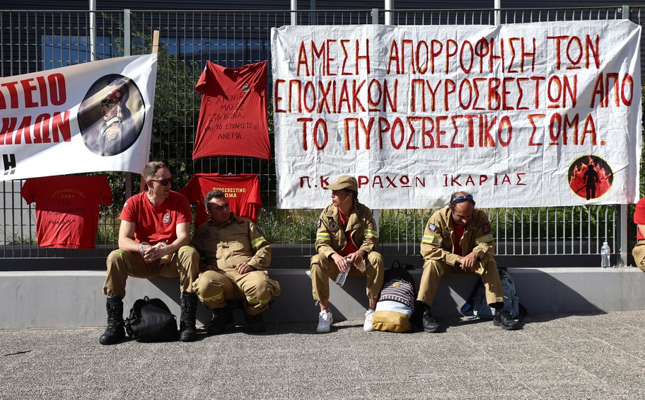 Διαμαρτυρία εποχικών πυροσβεστών έξω από το υπουργείο Κλιματικής Κρίσης - Παρών και ο Κασσελάκης 