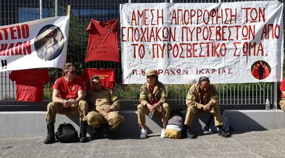 Διαμαρτυρία εποχικών πυροσβεστών έξω από το υπουργείο Κλιματικής Κρίσης - Παρών και ο Κασσελάκης 