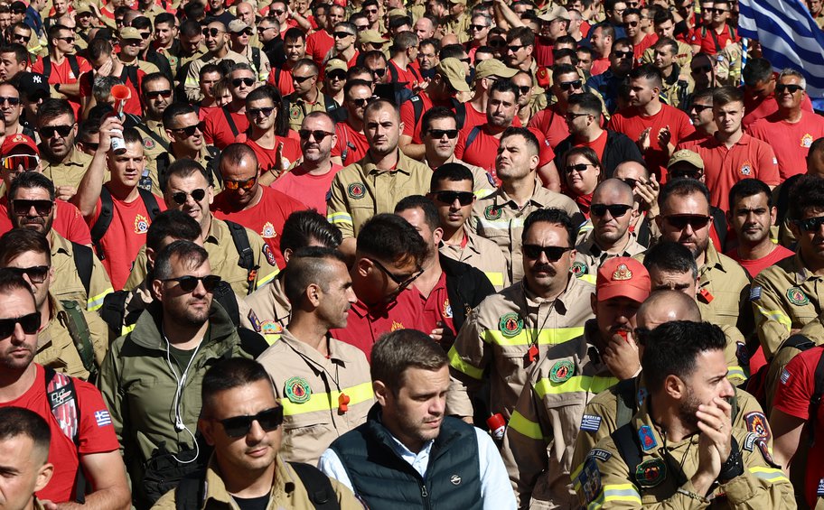 Συγκέντρωση στη Βουλή θα πραγματοποιήσουν το πρωί οι εποχικοί πυροσβέστες