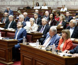 Βουλή: Αναστάτωση από τις αναφορές Τσίπρα στη μη αναγνώριση των ενώσεων στη Θράκη και τις υποκλοπές