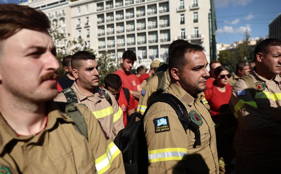 Εποχικοί πυροσβέστες: Συγκέντρωση στο Σύνταγμα μετά τα επεισόδια στο Μαρούσι