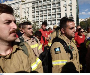 Εποχικοί πυροσβέστες: Συγκέντρωση στο Σύνταγμα μετά τα επεισόδια στο Μαρούσι