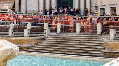 Από την Φοντάνα Ντι Τρέβι στην «πισίνα ντι Τρέβι»: Λύση ανάγκης για να μπορούν να ρίχνουν τα κέρματα οι τουρίστες